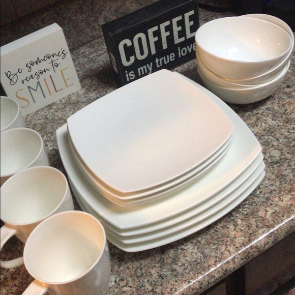 Oneida Moda Porcelain Modern 16pc Dinnerware - Picture 9 of 10
